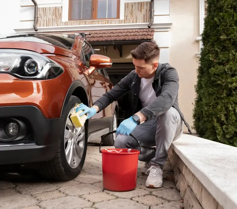 Lavage auto à domicile Giroux : professionnel intervenant sur un véhicule